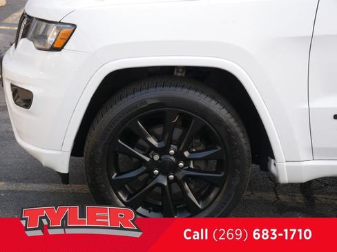 Used 2018 Jeep Grand Cherokee Altitude AWD/4WD image 38