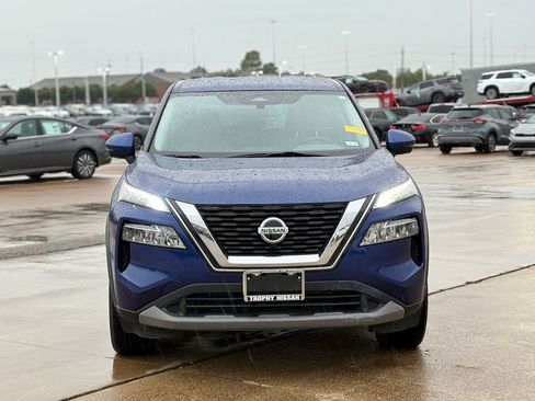 Used 2021 Nissan Rogue SV image 2