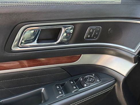 Used 2018 Ford Explorer Platinum image 19