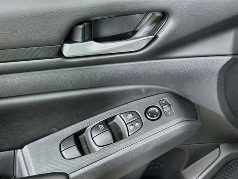 Used 2025 Nissan Altima 2.5 SV FWD image 15