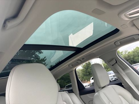 Certified 2025 Volvo XC60 B5 Plus w/ Protection Package Premier AWD/4WD image 15