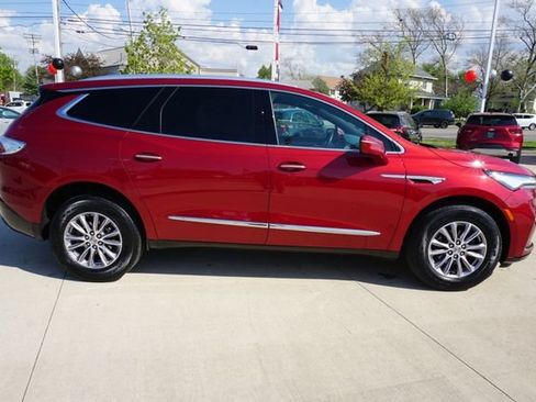 Used 2024 Buick Enclave Essence AWD/4WD image 3