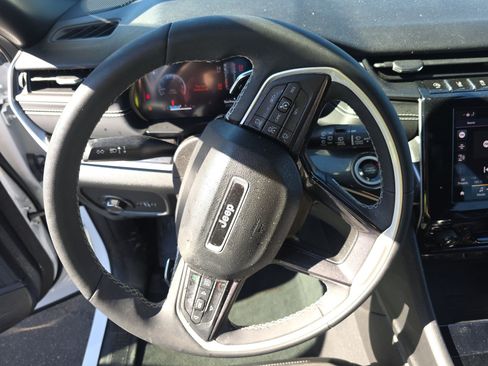 Used 2023 Jeep Grand Cherokee Altitude image 11