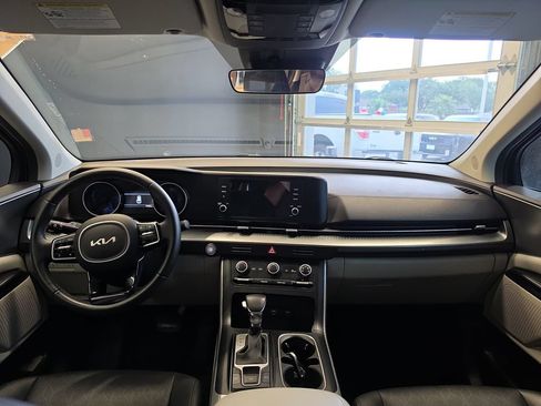 Certified 2022 Kia Carnival LX FWD image 18