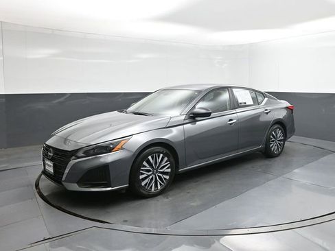 Used 2025 Nissan Altima 2.5 SV image 30