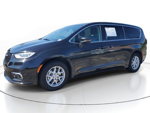 Used 2023 Chrysler Pacifica Touring-L FWD image 3