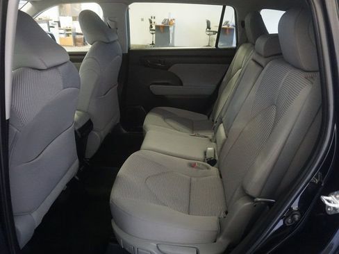 Used 2023 Toyota Highlander L image 19