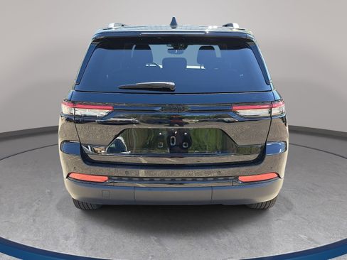 Used 2024 Jeep Grand Cherokee Altitude image 6