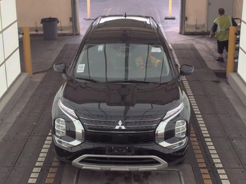 Used 2024 Mitsubishi Outlander SE Black Edition image 2