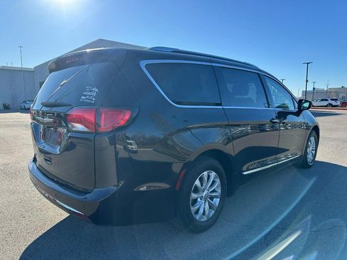 Used 2018 Chrysler Pacifica Touring-L image 6