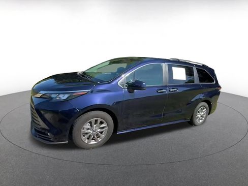Used 2025 Toyota Sienna XLE FWD image 6
