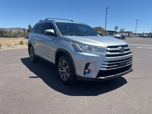 Used 2019 Toyota Highlander XLE AWD/4WD image 3