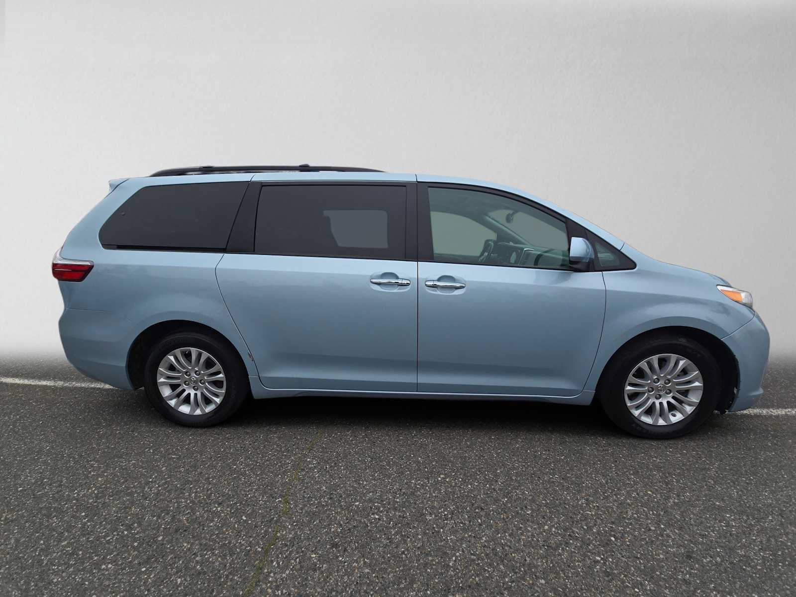 Used 2016 Toyota Sienna XLE w/ XLE Navigation Package FWD image 2