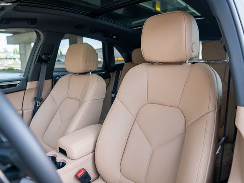 Certified 2025 Porsche Macan image 5