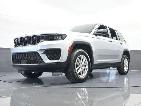 Used 2024 Jeep Grand Cherokee Laredo X image 56