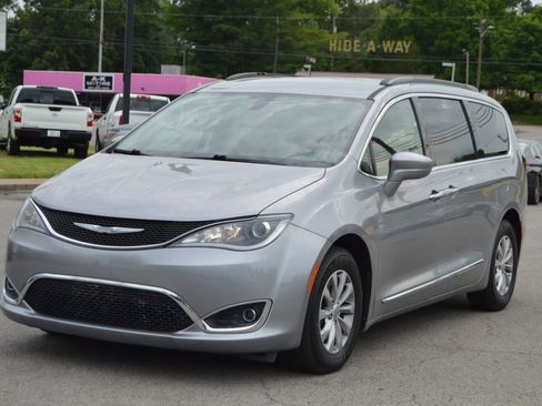 Used 2017 Chrysler Pacifica Touring-L FWD image 1