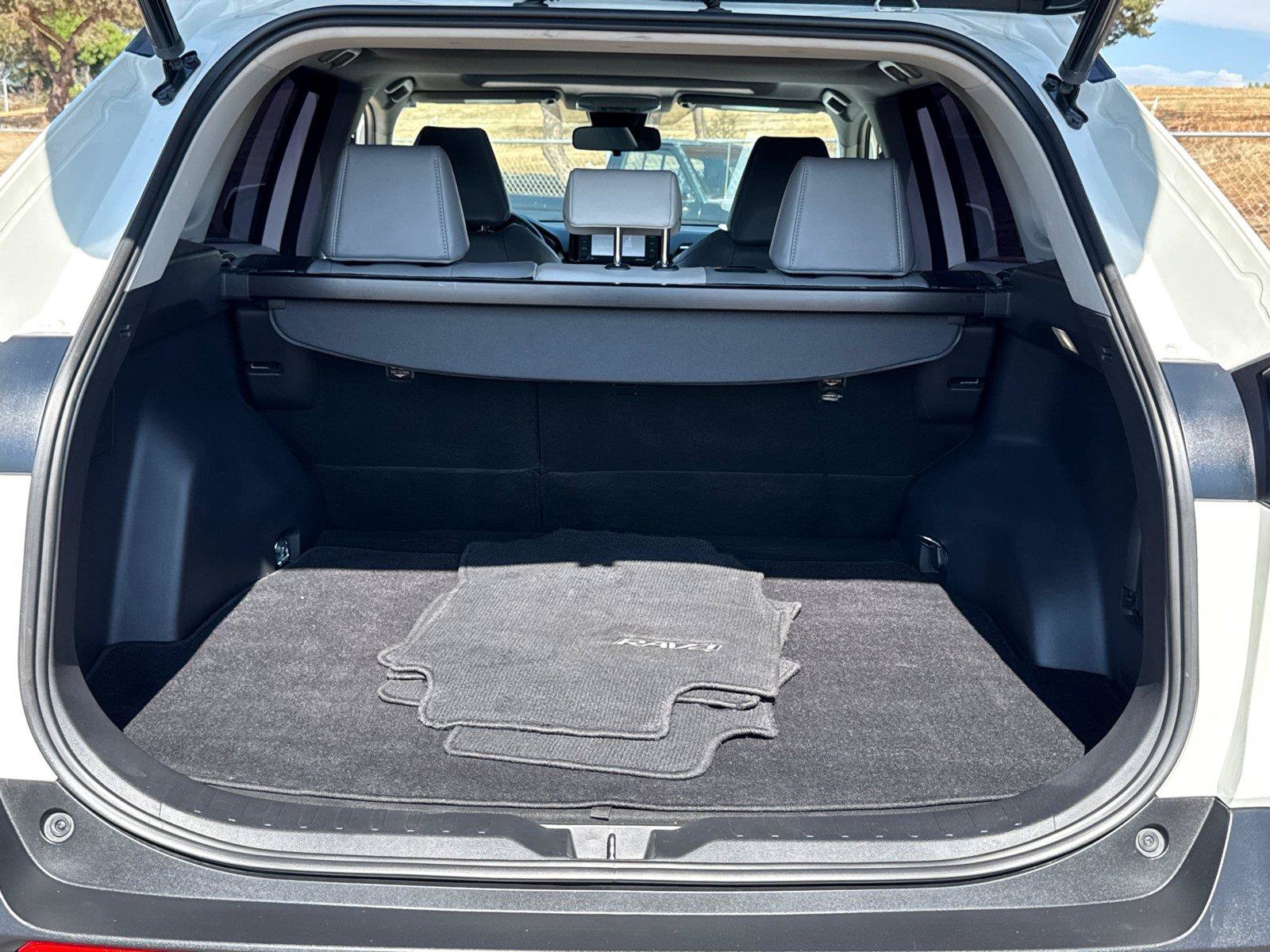 Used 2022 Toyota RAV4 XLE Premium w/ Carpet Mat Package (TMS) AWD/4WD image 9