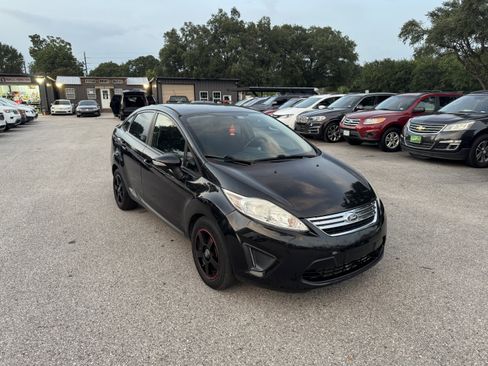 Used 2013 Ford Fiesta SE image 1