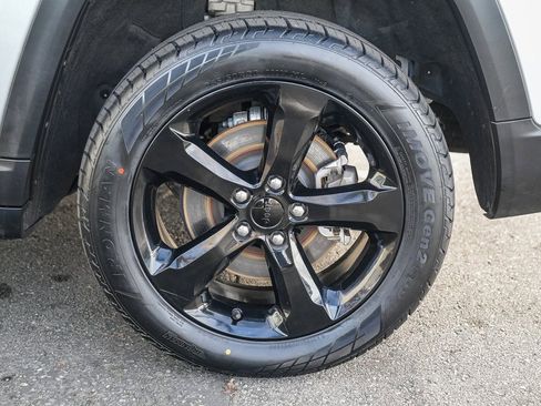 Used 2023 Jeep Grand Cherokee L Laredo image 10