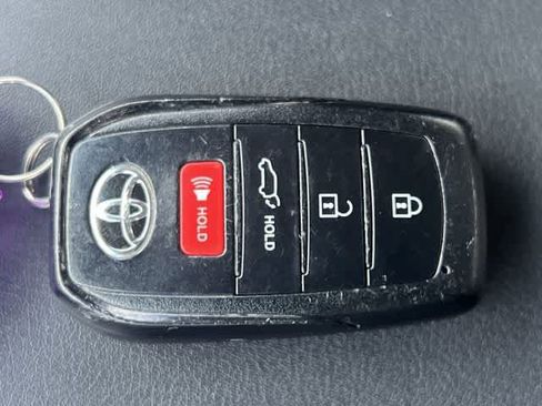Used 2024 Toyota Venza LE AWD/4WD image 21