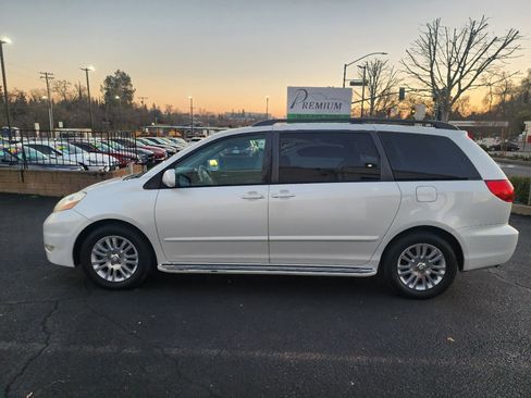 Used 2007 Toyota Sienna XLE image 2