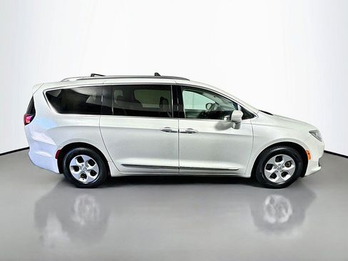 Used 2017 Chrysler Pacifica Touring-L Plus FWD image 8