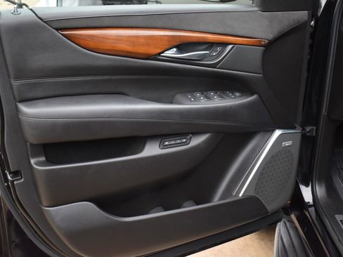 Used 2017 Cadillac Escalade Luxury image 30