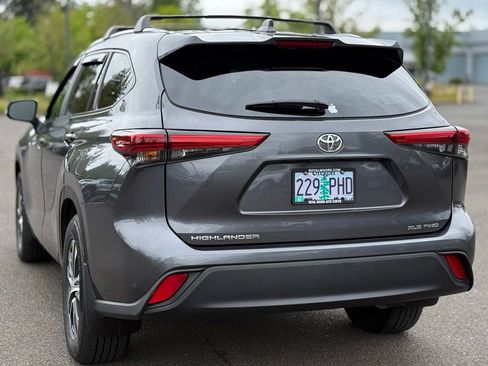 Used 2023 Toyota Highlander XLE AWD/4WD image 3