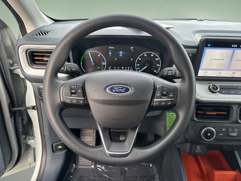 Used 2023 Ford Maverick XLT image 3