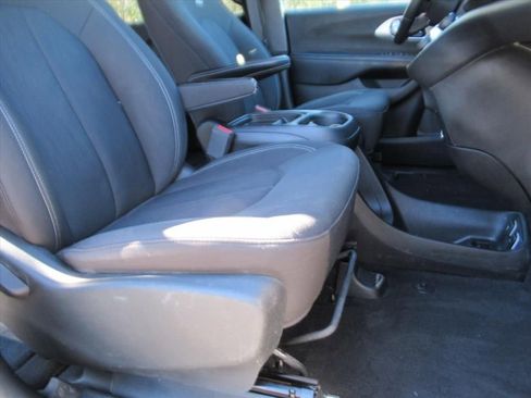 Used 2018 Chrysler Pacifica Touring Plus w/ S Appearance Package image 9