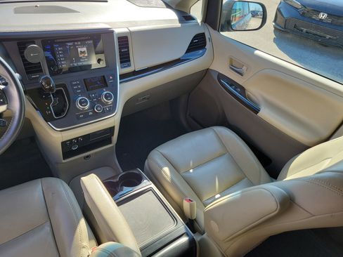 Used 2017 Toyota Sienna XLE Premium image 21
