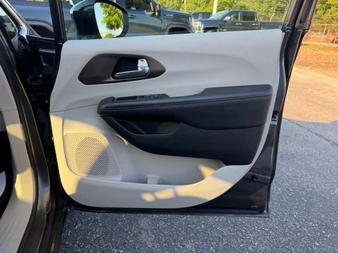 Used 2017 Chrysler Pacifica Touring FWD image 10