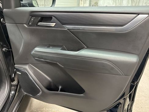 Used 2025 GMC Acadia Elevation image 11