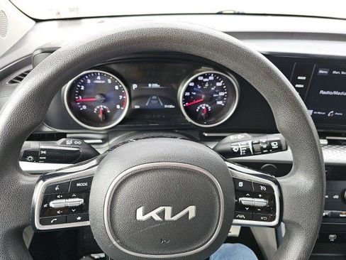 Used 2022 Kia Carnival LX image 21