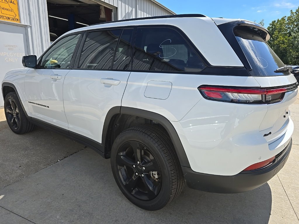 Used 2023 Jeep Grand Cherokee Limited w/ Black Appearance Package AWD/4WD image 5