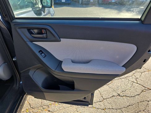 Used 2015 Subaru Forester 2.5i w/ Alloy Wheel Package image 25