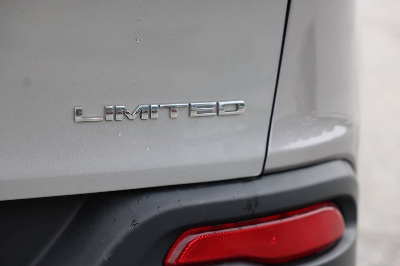 Used 2017 Jeep Cherokee Limited AWD/4WD image 36