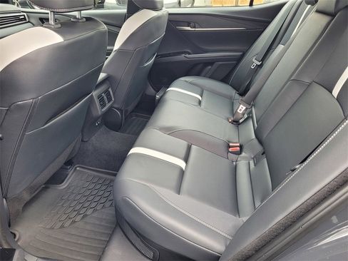 Used 2025 Toyota Camry SE image 8