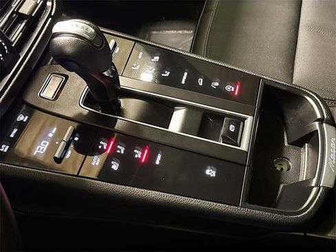 Used 2022 Porsche Macan image 19