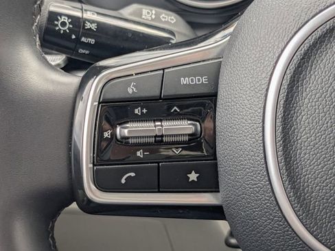 Used 2024 Kia Carnival LX FWD image 29