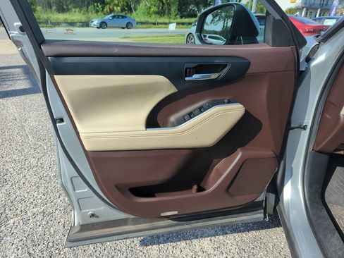 Used 2020 Toyota Highlander XLE FWD image 18