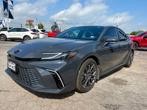 Used 2025 Toyota Camry XSE FWD image 9