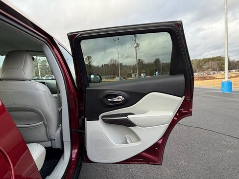 Used 2021 Jeep Cherokee Latitude Plus image 28