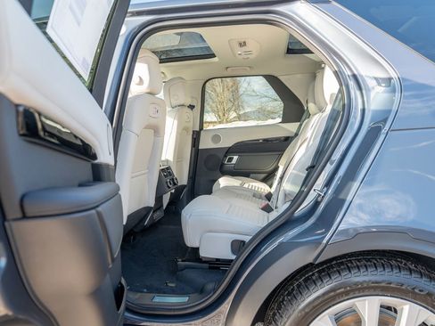 New 2026 Land Rover Discovery S image 20