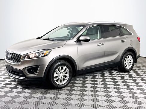 Used 2018 Kia Sorento LX image 4