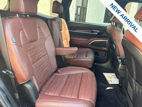 Used 2024 Kia Telluride SX Prestige w/ Towing Package AWD/4WD image 11