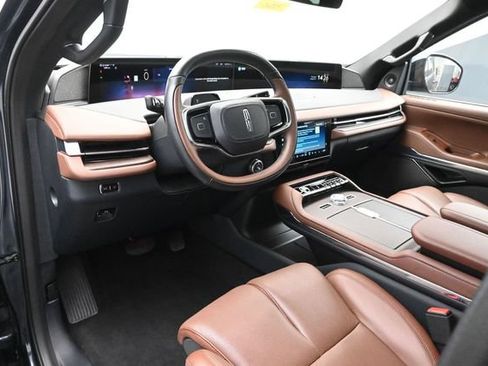 Certified 2025 Lincoln Navigator Reserve AWD/4WD image 9