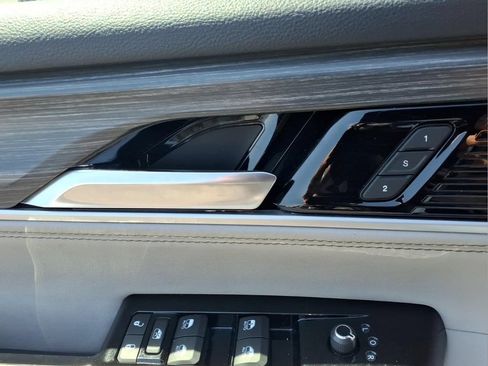 Used 2023 Jeep Wagoneer L Series II AWD/4WD image 14