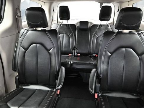Certified 2024 Chrysler Pacifica Touring-L FWD image 25