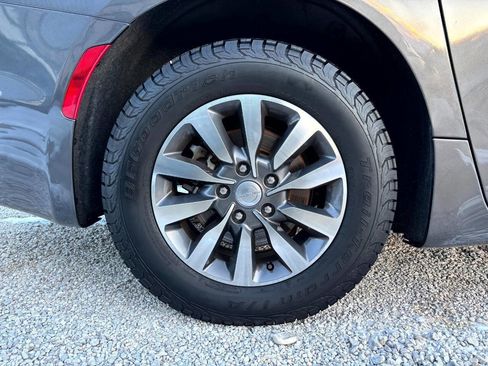 Used 2020 Chrysler Pacifica Touring-L Plus image 23